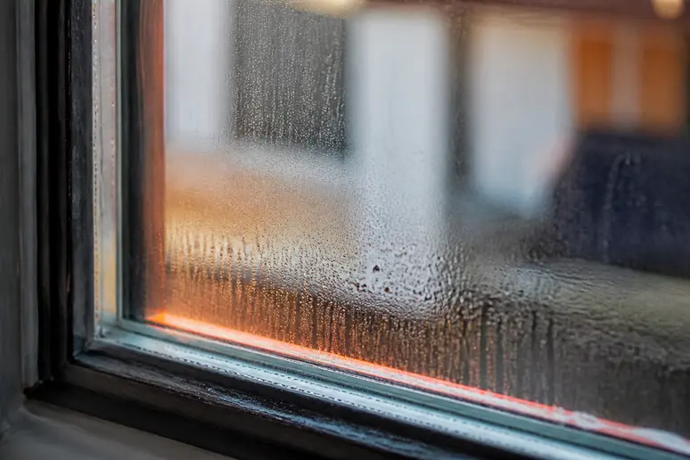 Hitzestau in Isolierglas mit sichtbarem Wärmedefekt zwischen den Scheiben wegen falscher Folienwahl.