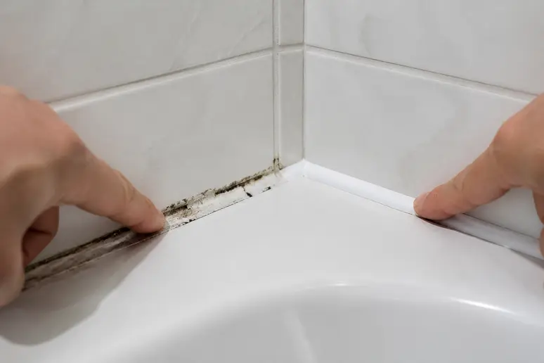 Unterschied zwischen einer alten, rissigen Silikonfuge und einer neuen, glatten und sauberen Fuge.