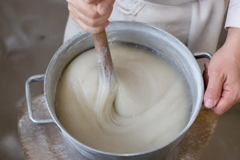Gleichmäßiger, gelartiger Mehlkleister in einem Topf, bereit zur Anwendung.