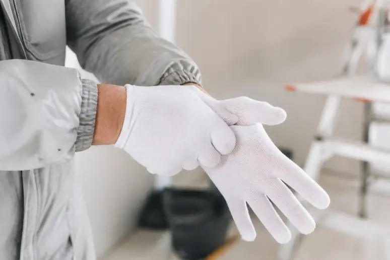 Baumwoll-Unterziehhandschuhe als Schutz vor Hautproblemen beim Tragen von Schutzhandschuhen für Renovierungsarbeiten