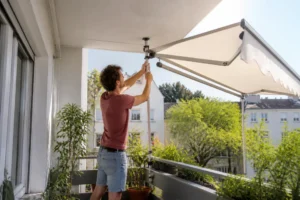 Sonnenschutz für den Balkon ohne Bohren auf einem Mietshausbalkon in Deutschland montieren