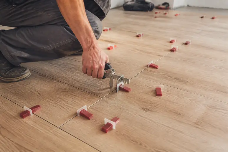Verlegen von rektifizierten Holzoptik Fliesen mit Nivelliersystem und schmaler Fuge